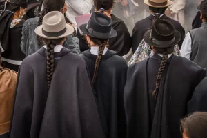 Legado indigena cabello con trenzas