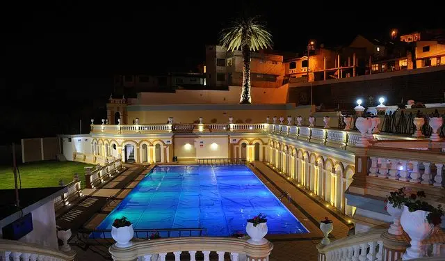 Piscina El Neptuno en la noche