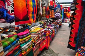 Textiles y tejidos en la plaza de ponchos de Otavalo