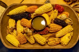 Diferentes tipos de maiz y la tipica chicha del Yamor
