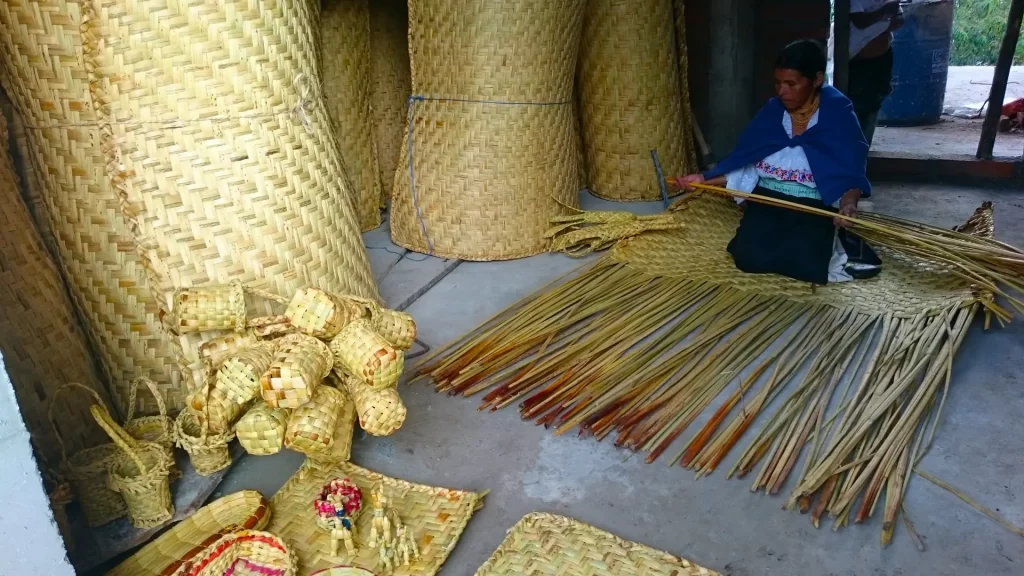 Fabricación de artesanía en totora