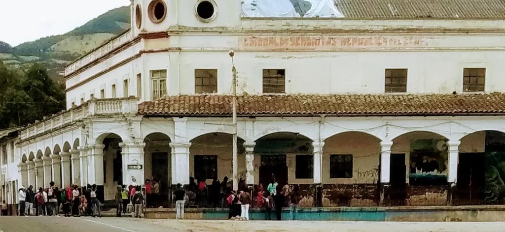 pasado-alrederdor-plaza-otavalo