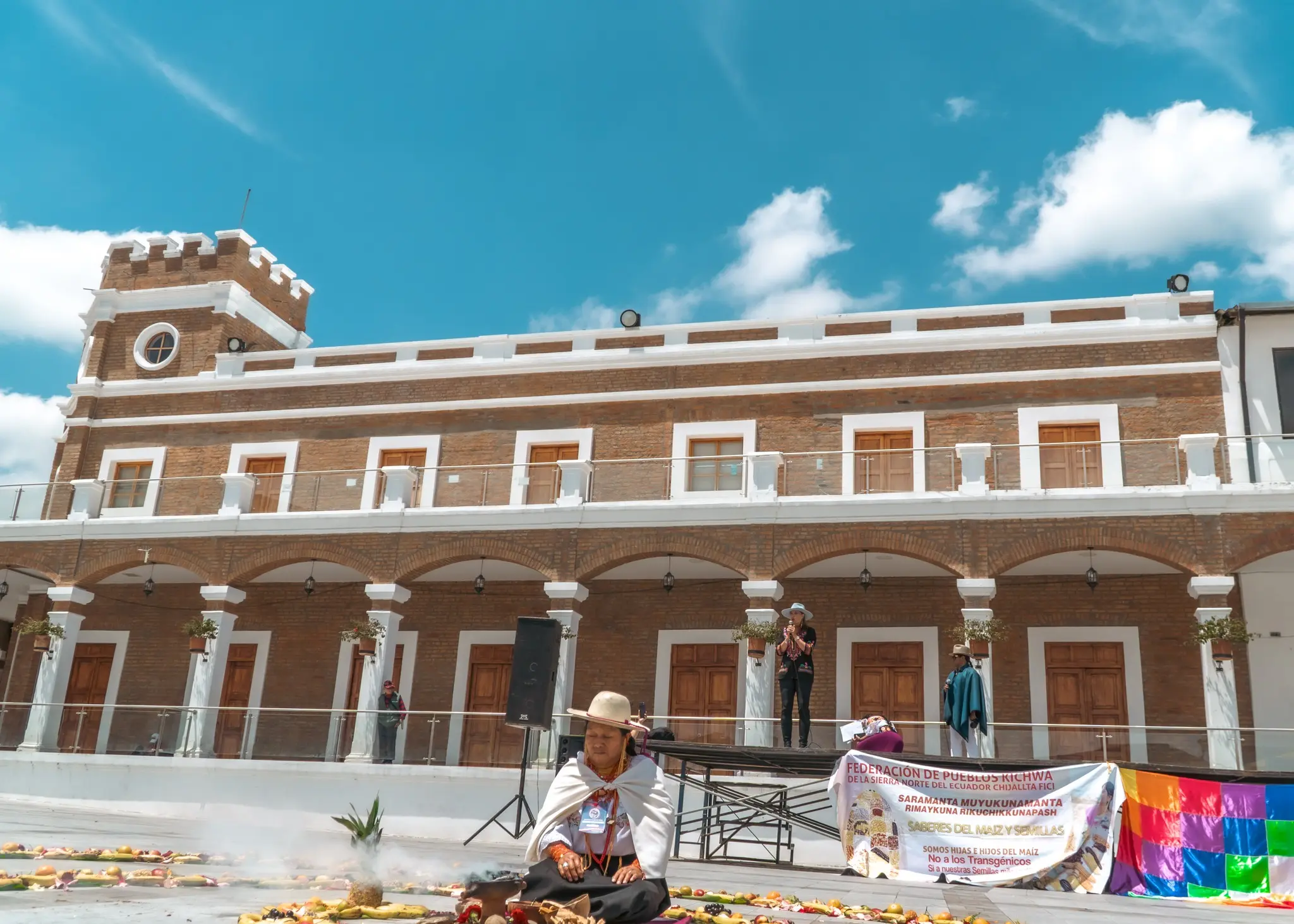arquitectura-alrededor-plaza-cívica-otavalo