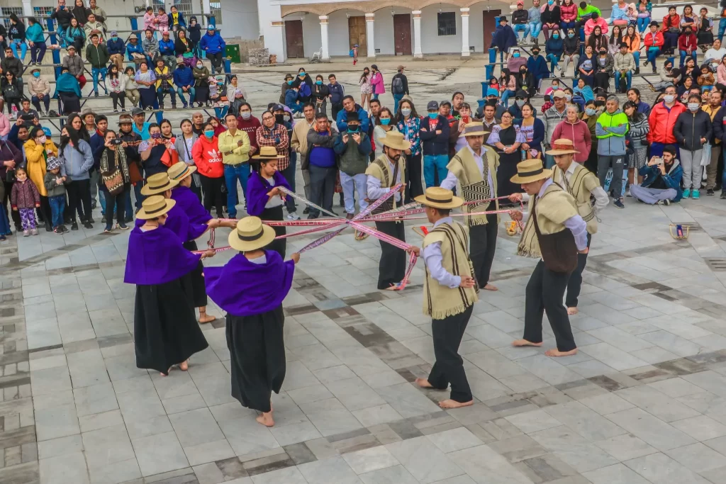 cebración-cultural-plaza-cívica-otavalo