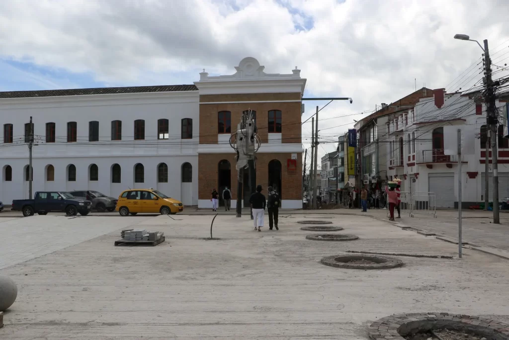 esculturas-fachadas-plaza-cívica