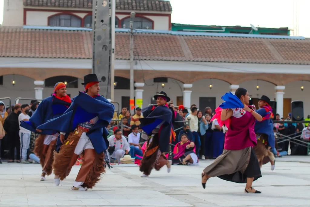 festividad-otavalo-plaza-cívica