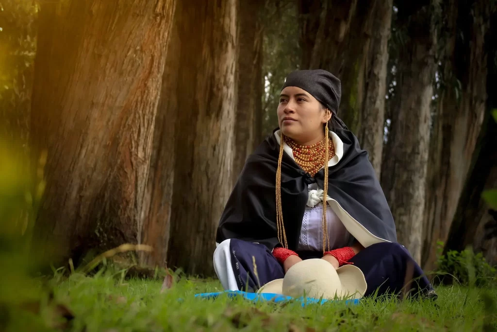 tradiciones-otavalo-vestimenta-mujer