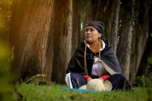 tradiciones-otavalo-vestimenta-mujer