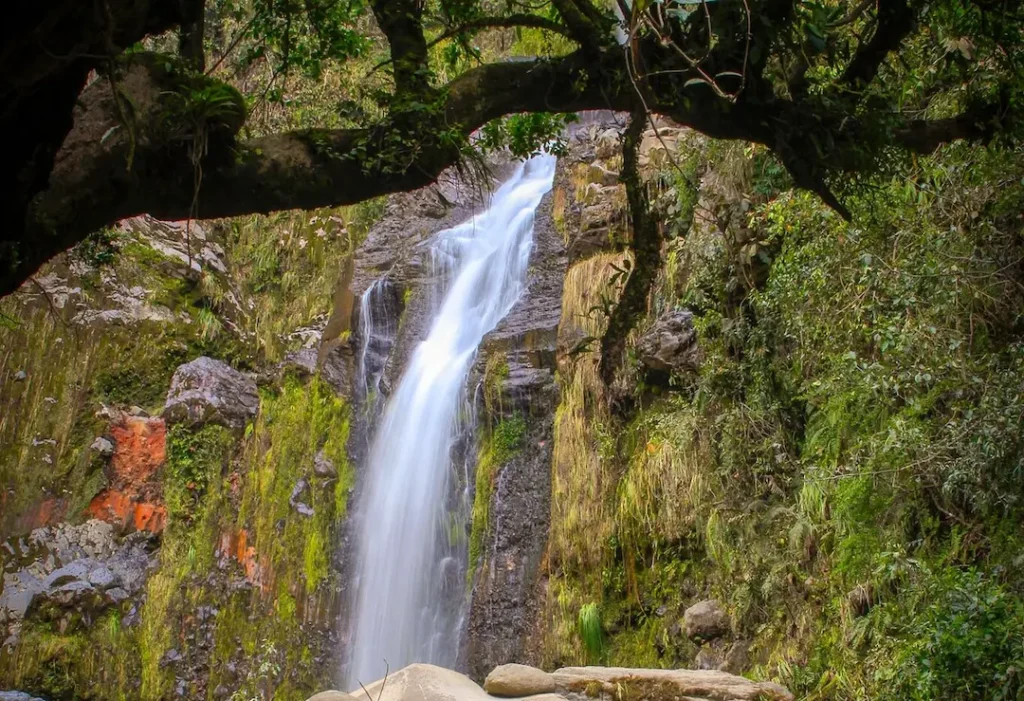 Lugares Turísticos de Otavalo-Cascada de Taxopamba