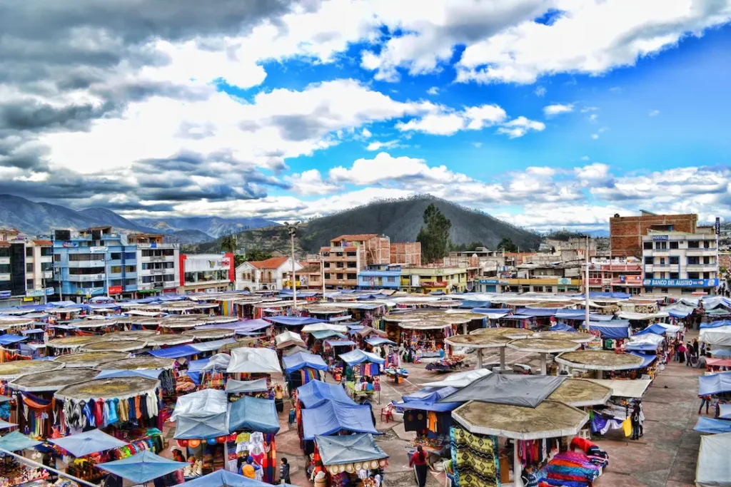 Lugares Turísticos de Otavalo-Plaza de Ponchos