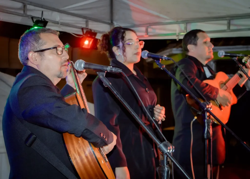 fiesta en los barrios otavaleños cantores populares