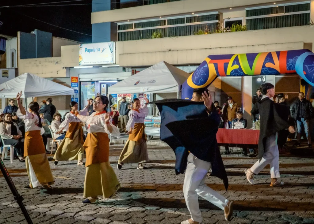 fiesta en los barrios otavaleños danza